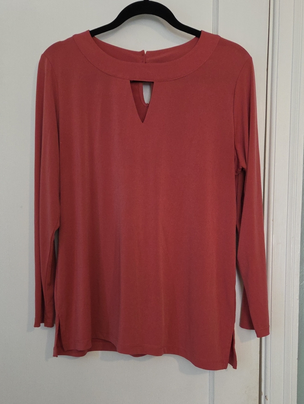 Long-Sleeve Women's Keyhole Top in Dusty Rose